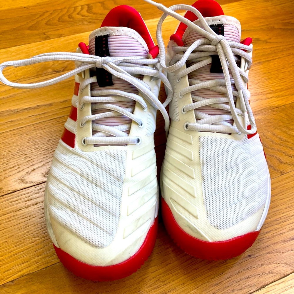 Tennis shoes